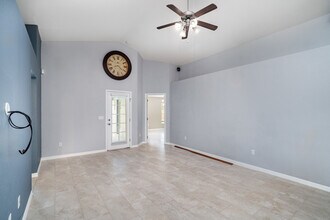 10833 Standing Stone Dr in Wimauma, FL - Building Photo - Building Photo