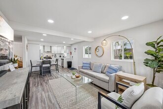215 N Granados Ave in Solana Beach, CA - Building Photo - Building Photo