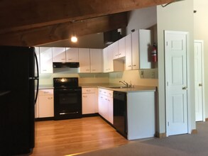 32 Hoit Mill Rd in Weare, NH - Building Photo - Building Photo