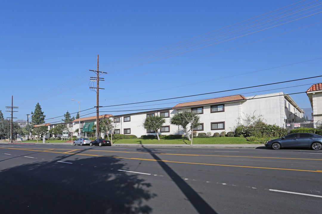 Chatsworth Gardens West in Chatsworth, CA - Building Photo