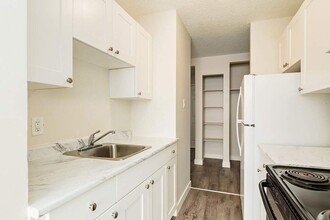 Cavendish Apartments in Edmonton, AB - Building Photo - Building Photo