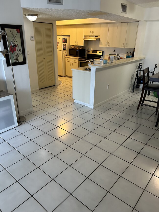 8600 SW 212th St, Unit 207 in Cutler Bay, FL - Foto de edificio - Building Photo