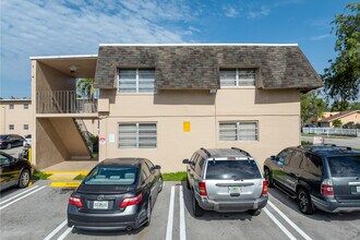 VILLAS OF WEST BIRD CONDO in Miami, FL - Building Photo - Building Photo