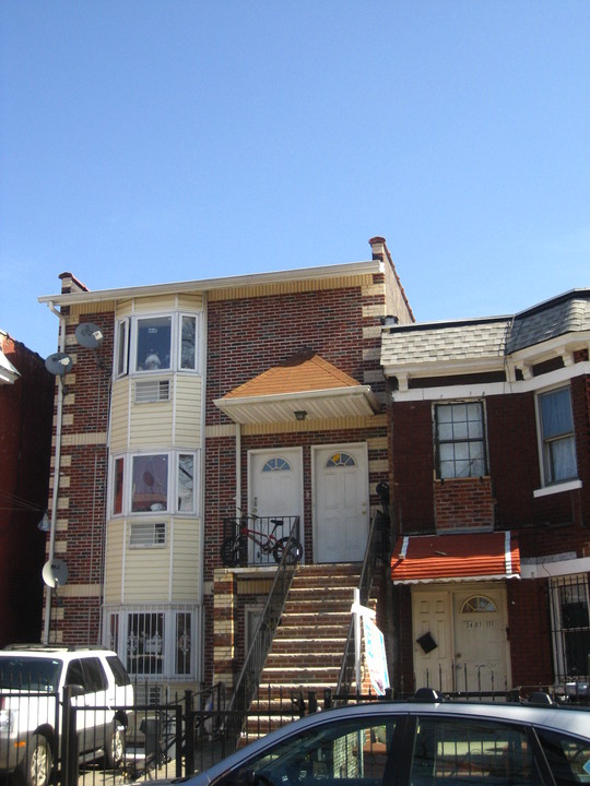 34-05 111th St in Corona, NY - Building Photo