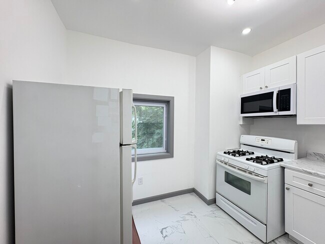 74 Warner Ave, Unit 2 in Jersey City, NJ - Building Photo - Building Photo
