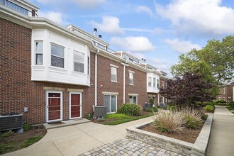 148 Quincy Shore Dr in Quincy, MA - Building Photo - Building Photo