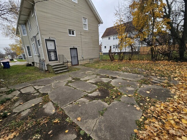 2032 W 98th St in Cleveland, OH - Building Photo - Building Photo