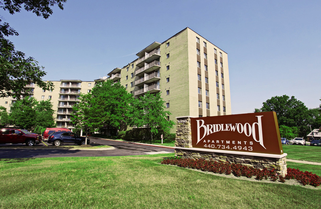 Bridlewood Apartments in North Olmsted, OH - Building Photo