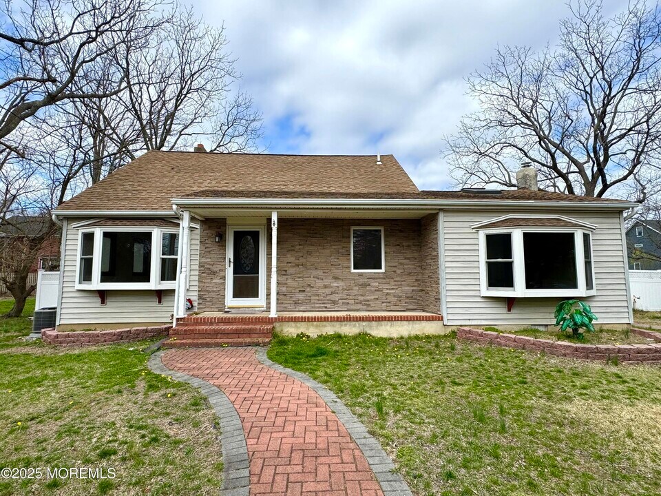11 Oliver St in Toms River, NJ - Building Photo