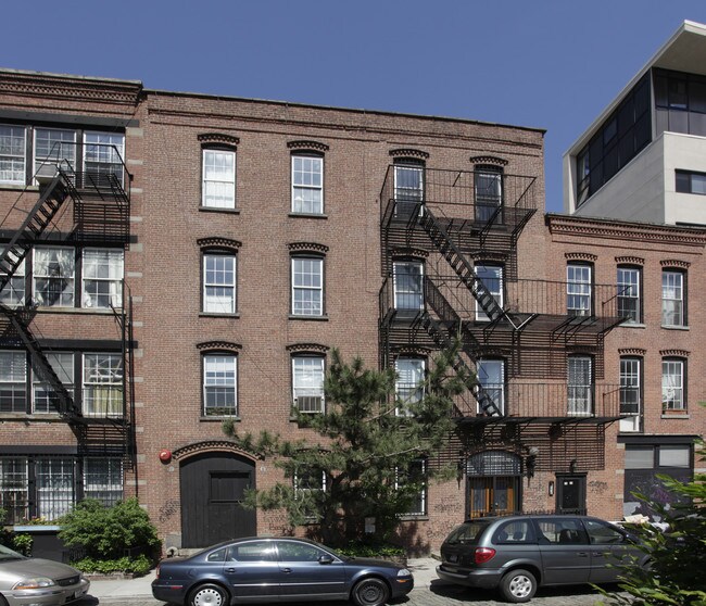 28 Tiffany Pl in Brooklyn, NY - Building Photo - Building Photo