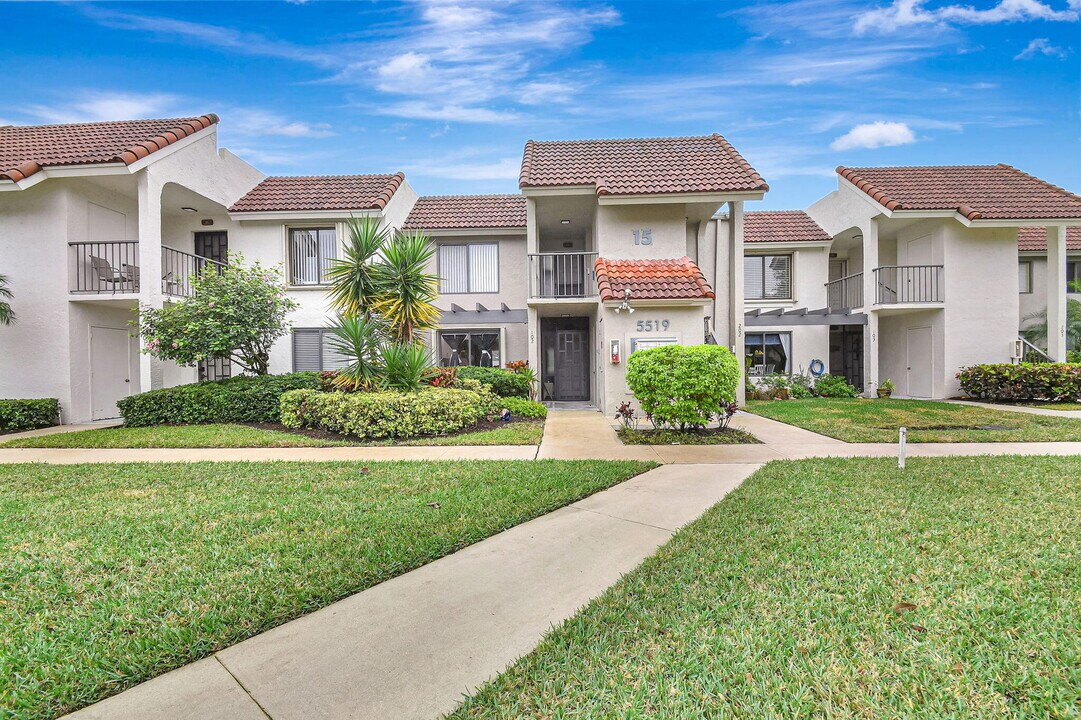5519 Fairway Park Dr in Boynton Beach, FL - Foto de edificio
