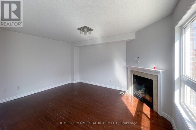 104 Crown Victoria Dr in Brampton, ON - Building Photo - Building Photo