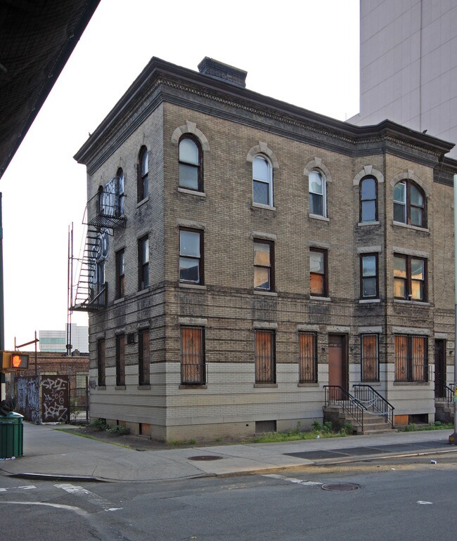 23-01-23-07 44th Ave in Long Island City, NY - Foto de edificio - Building Photo
