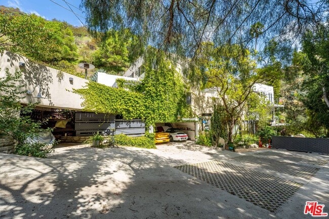 property at 1001 N Beverly Glen Blvd
