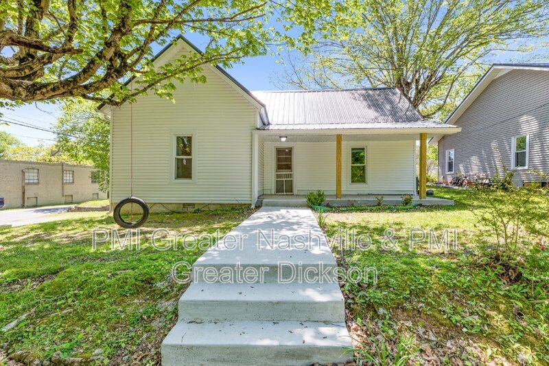 300 W Railroad St in Dickson, TN - Building Photo