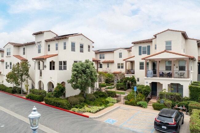 535-561 Montecito St in Santa Barbara, CA - Foto de edificio - Building Photo