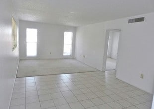 FLORAL GARDENS APARTMENTS in Largo, FL - Building Photo - Interior Photo