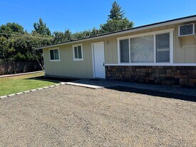 1214 Withington St in Medford, OR - Building Photo