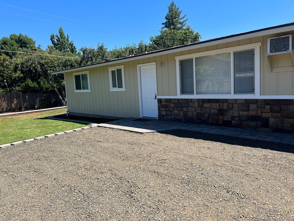 1214 Withington St in Medford, OR - Building Photo