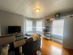 22 Alberta Ter, Unit 1 in Cambridge, MA - Foto de edificio - Building Photo