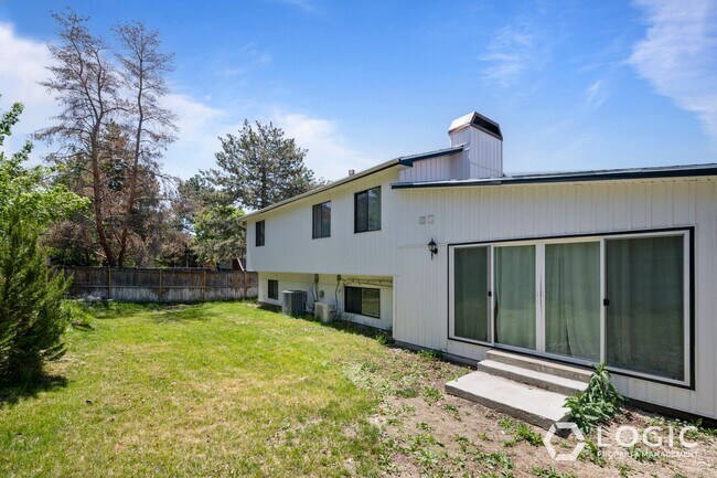 12083 Pineridge Rd in Sandy, UT - Building Photo - Building Photo
