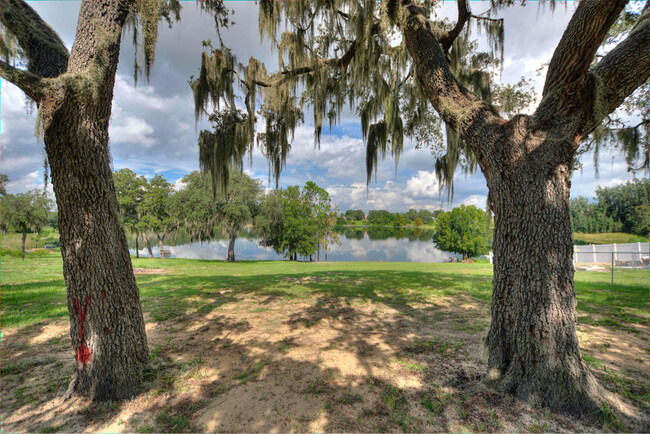 1042 Golden Bough Rd in Lake Wales, FL - Building Photo - Building Photo