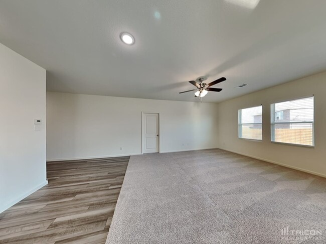 2505 Sanders Crk Rd in Glenn Heights, TX - Foto de edificio - Building Photo