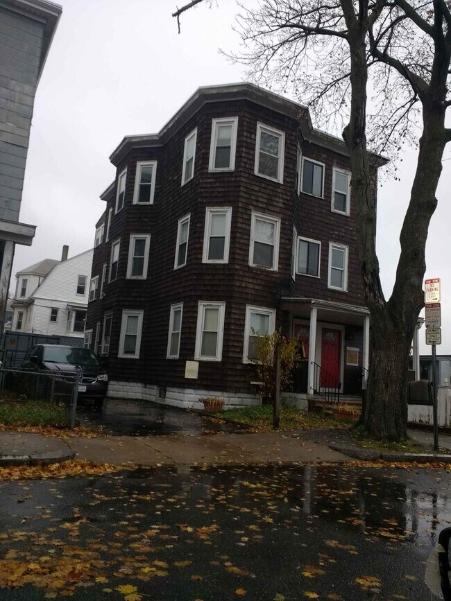 16 Vermont Ave, Unit 2nd in Somerville, MA - Building Photo - Building Photo