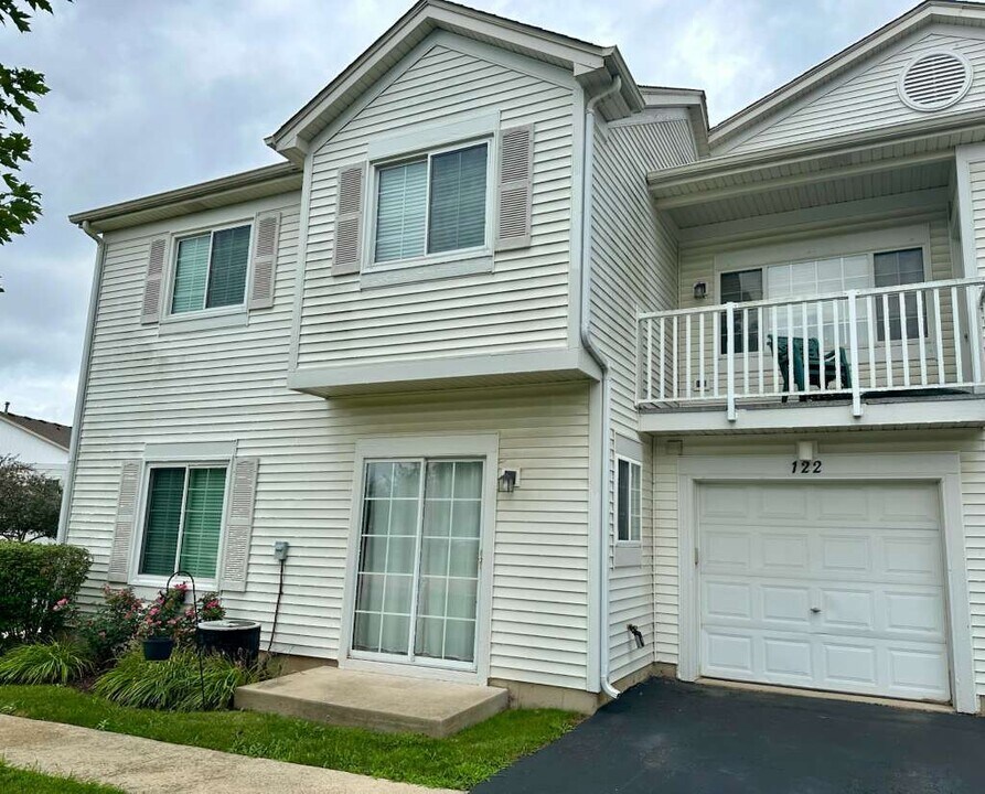 122 Creston Cir in Aurora, IL - Building Photo