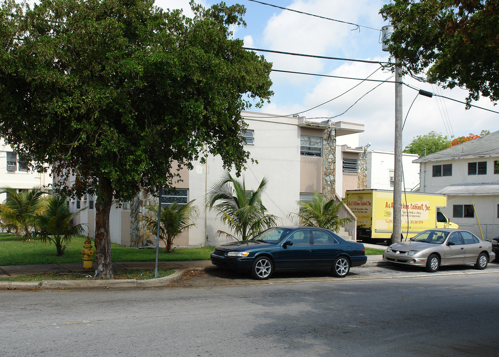 590 SW 5th Ave in Miami, FL - Building Photo