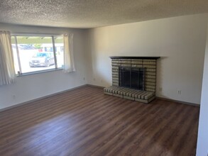 5040 E St in Springfield, OR - Foto de edificio - Building Photo