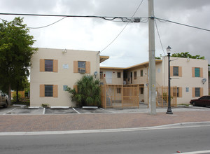 3395 Grand Ave in Miami, FL - Building Photo - Building Photo