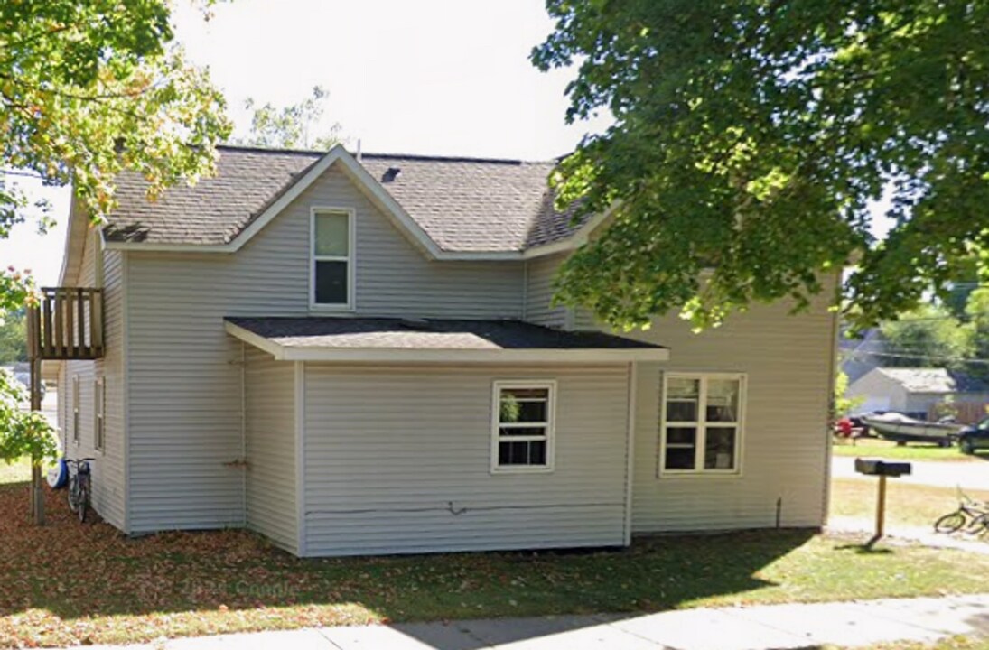 1520 8th St E in Menomonie, WI - Building Photo