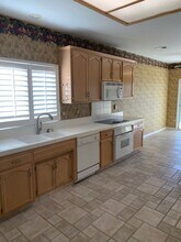 9805 Paper Moon Way in Bakersfield, CA - Building Photo - Building Photo