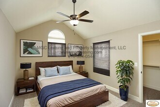 502 N Foxridge Dr in Raymore, MO - Building Photo - Building Photo