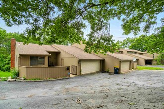 8605-8627 Countryshire ln in Kansas City, MO - Building Photo - Building Photo