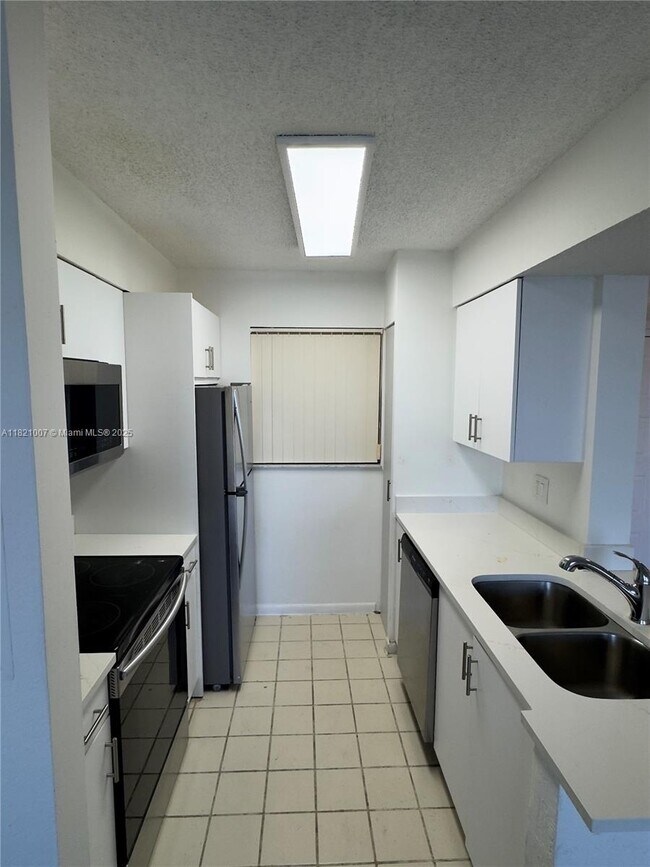 2831 N Oakland Forest Dr, Unit 104 in Oakland Park, FL - Building Photo - Building Photo