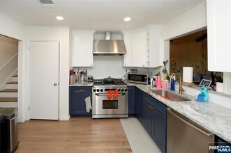 42 Kershner Pl in Fair Lawn, NJ - Building Photo - Building Photo