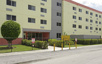 Sierra Lake Apartments in Miami, FL - Building Photo - Building Photo