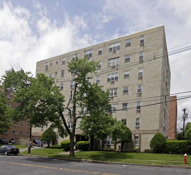 211 Johnson Ave Apartments in Hackensack, NJ - Building Photo - Building Photo