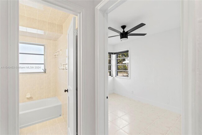 2823 Monroe St-Unit -0 in Hollywood, FL - Foto de edificio - Building Photo