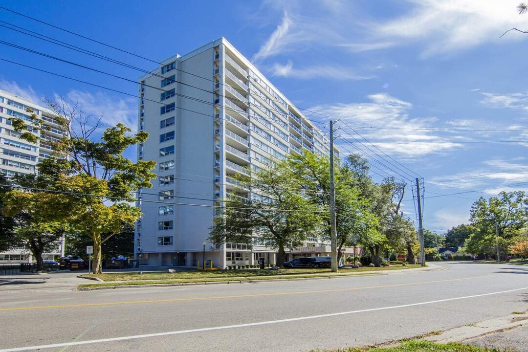 Park Terrace I in Oakville, ON - Building Photo