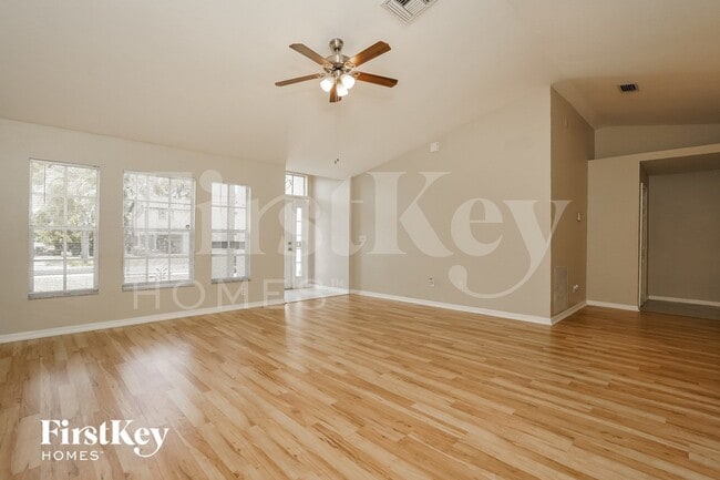 8418 Wren Rd in Ft. Myers, FL - Foto de edificio - Building Photo