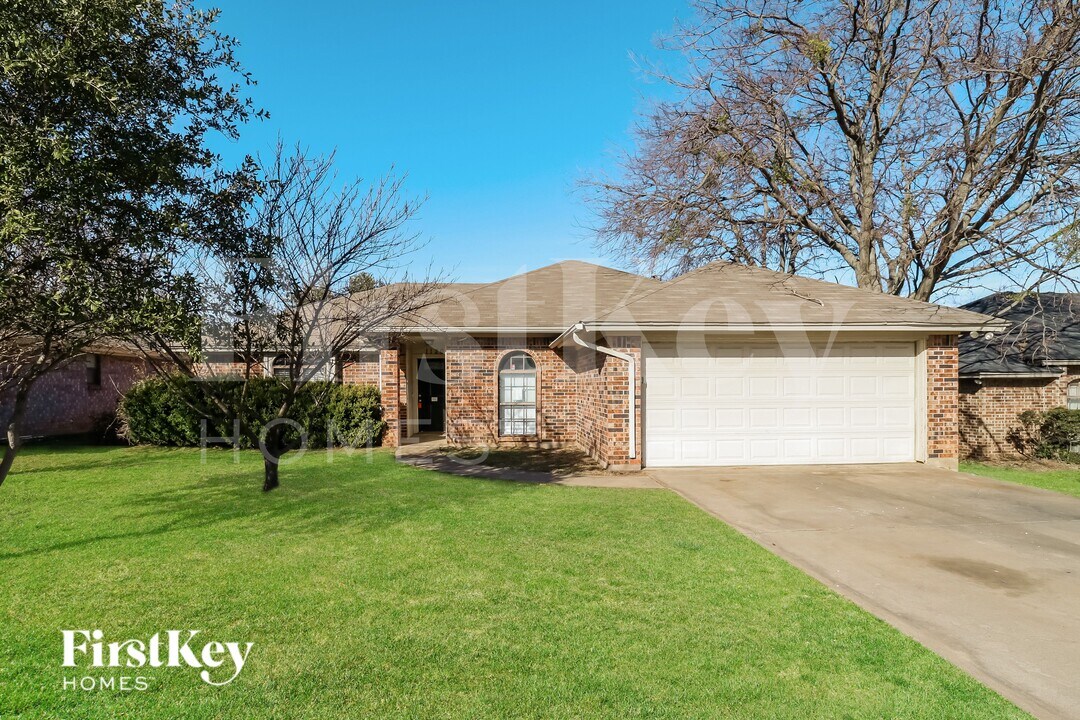 1120 Andrew St in Crowley, TX - Foto de edificio