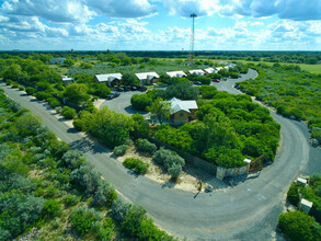 236 Valley View Dr in Uvalde, TX - Building Photo - Building Photo