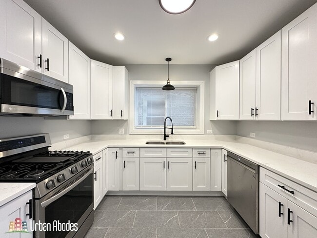 5510 N Luna Ave, Unit J01W in Chicago, IL - Building Photo - Building Photo