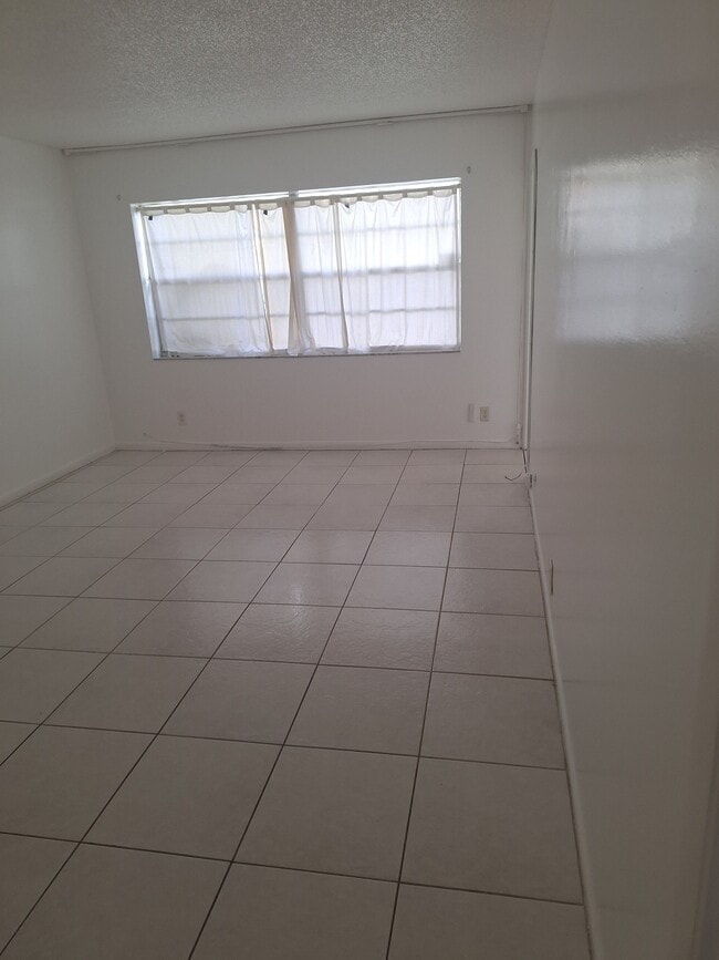 5061 W Oakland Park Blvd, Unit 108 in Lauderdale Lakes, FL - Building Photo - Building Photo