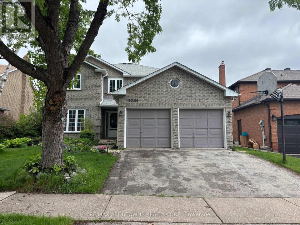 1284 Creekside Dr in Oakville, ON - Building Photo