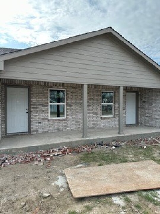 213 Davenport in Italy, TX - Building Photo