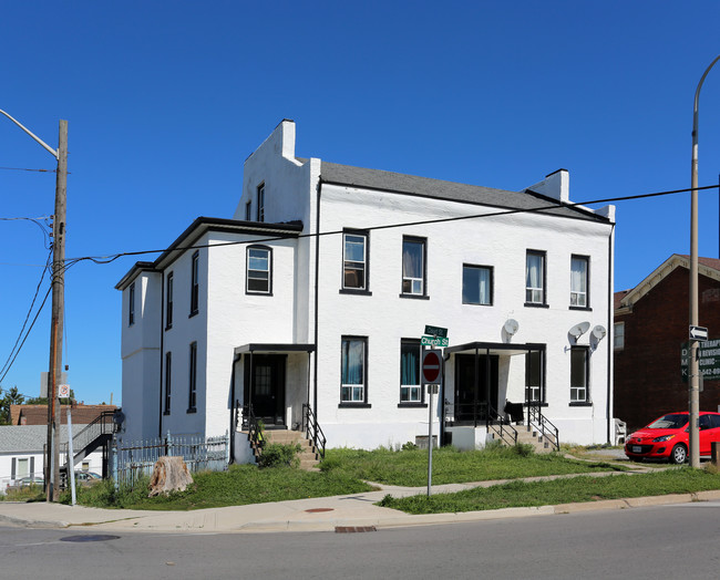 123-125 Church St in St Catharines, ON - Building Photo - Building Photo